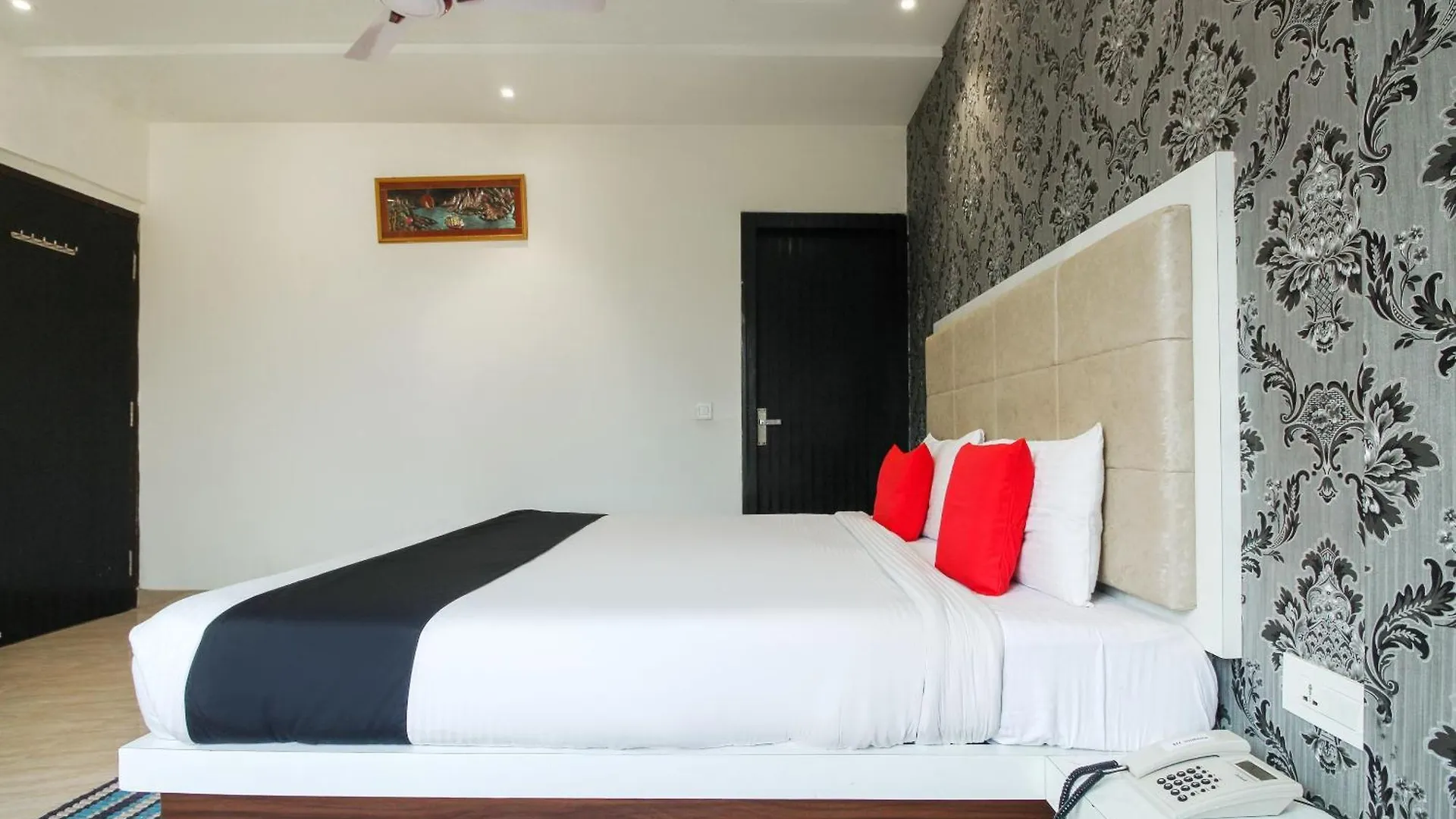 Hotel O Jalsa Tajganj 3*,
